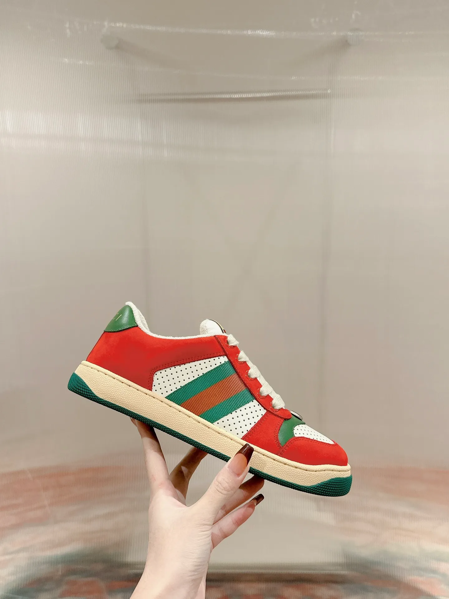 👟👟Ex-factory price 560👟👟 Men ➕10 Gucci————Purchase version GG series distressed dirty shoes-hot style is coming! 9 times out of 10 sales, you will definitely get the money. Ready stock! Spot goods! Spot goods! New colors added - the ultimate version on the market! Purchase the original version and develop it... fabric, material, outsole, and details can be compared at will! Open-mold Swarovski one-to-one replica rhinestone chain...Metal cherry pendant...Metal double G crystal cylindrical mark...Gucci original customized narrow webbing...Super flash series - flash diamond chain. The cherry decoration is detachable and can be changed into two to match with each other to show your personality. Exclusive color-brushed cowhide fabric. Hand-made distressed is very textured and has a sense of luxury! The details of the workmanship can be seen in the drawings, and no line is missed. The original terry cloth is delicate, soft and more comfortable and breathable. The privately stamped two-color original TPU outsole (lower layer is wider and the upper layer is narrower). Matching packaging⭐️ Size: Female 35-40 Male 39-44 (Female 41 Male 45 customized)